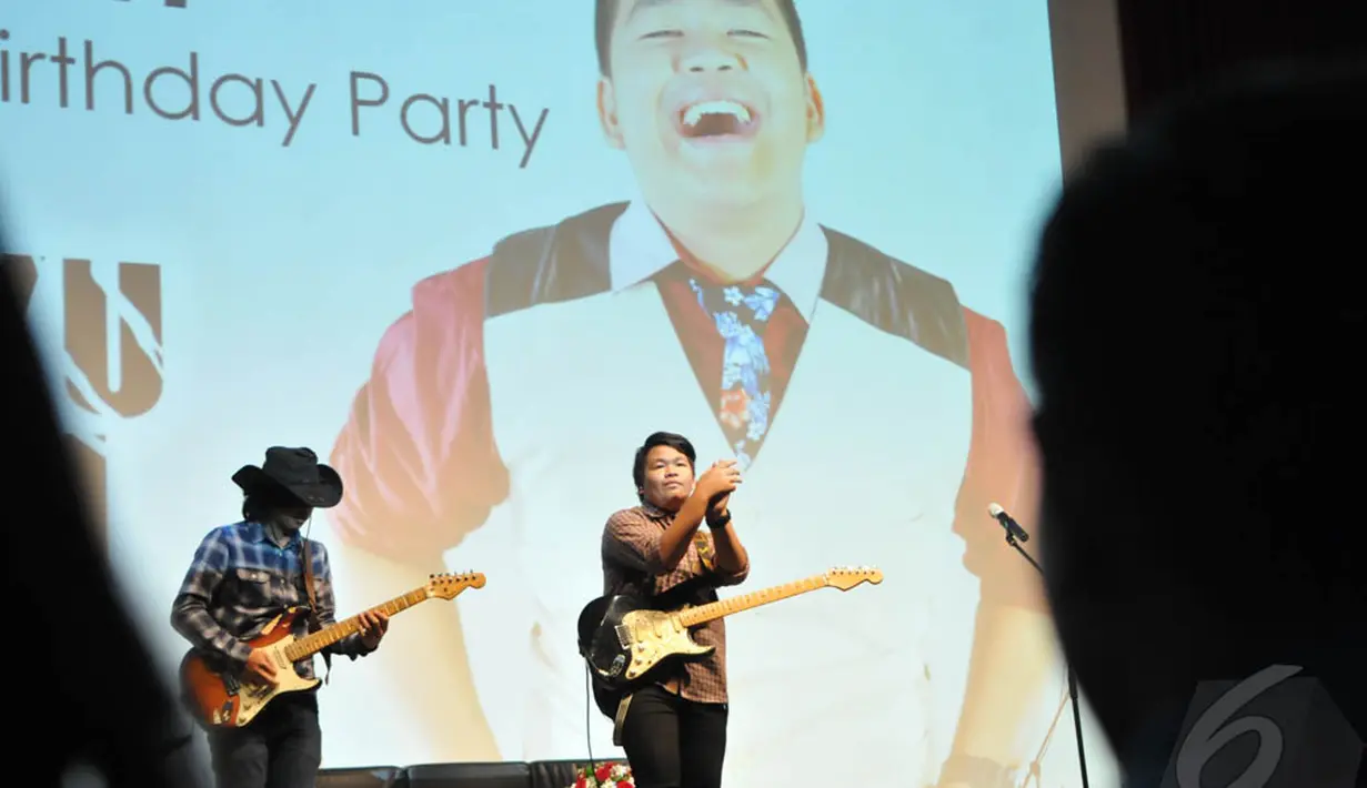 Dalam acara perayaan ulang tahunnya tersebut, Kiki CJR sempat menyumbangkan suara emasnya, Jakarta, Minggu (4/1/2015). (Liputan6.com/Panji Diksana)