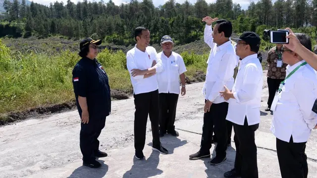 Presiden Jokowi saat mengecek upaya revitalisasi lahan kritis sekitar Dam Kali Putih, Magelang Jawa Tengah, Jumat (14/2/2020)