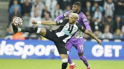 Kedua tim menampilkan duel seru dan sengit di sepanjang laga.
Jual beli serangan pun tak terelakan di laga tersebut. (AP/Jon Super)