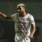 Bek Bali United, Willian Pacheco, berkomunikasi dengan rekan setimnya saat melawan Tira Persikabo pada laga Shopee Liga 1 di Stadion Patriot Pakansari, Bogor, Kamis (15/8). Bali menang 2-1 atas Tira Persikabo. (Bola.com/Yoppy Renato)