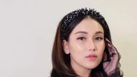Tampil dengan tema outfit serba hitam, penampilan Ayu Ting Ting tampak elegan. Kenakan bando dan sarung tangan pengantin dengan warna senada, penampilan Ayu Ting Ting makin cantik. Tak hanya penampilannya yang curi perhatian, kulit Ayu Ting Ting yang putih dan sehat bikin salah fokus. Tampak mulus dan tidak terlihat adanya pori-pori, kulit ibu satu anak ini banjir pujian. (Liputan6.com/IG/@ayutingting92)