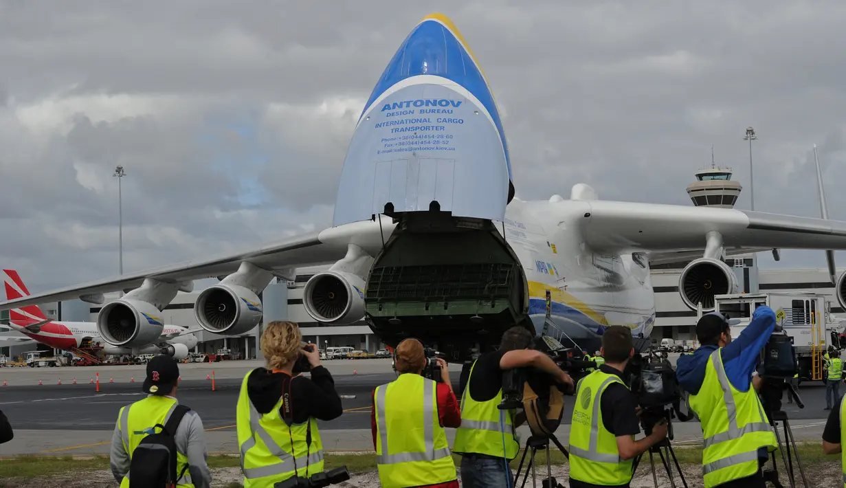 Sejumlah awak media mengambil gambar pesawat Antonov An- 225 Mriya di bandara Perth, Australia, (15/5). Pesawat terbesarv ini digunakan untuk mengangkut pesawat ulang-alik ruang angkasa milik Soviet. (Greg Wood / AFP)