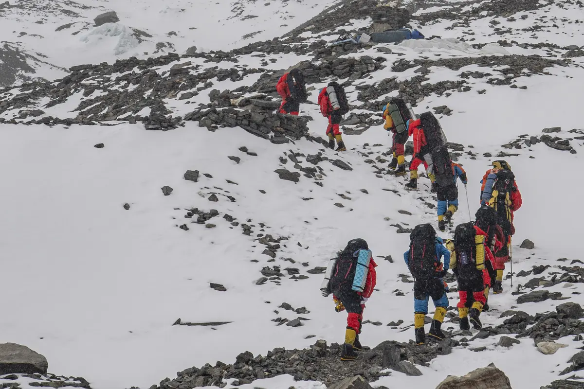 FOTO: China Ukur Ulang Tinggi Gunung Everest