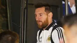 Megabintang timnas Argentina, Lionel Messi, tiba di hotel Hilton menjelang laga persahabatan atau uji coba melawan Uruguay di Tel Aviv, Minggu (17/11/2019). Sebelumnya laga persahabatan antara Argentina vs Uruguay di Israel terancam batal menyusul situasi memanas di kawasan tersebut. (Jack GUEZ/AFP)