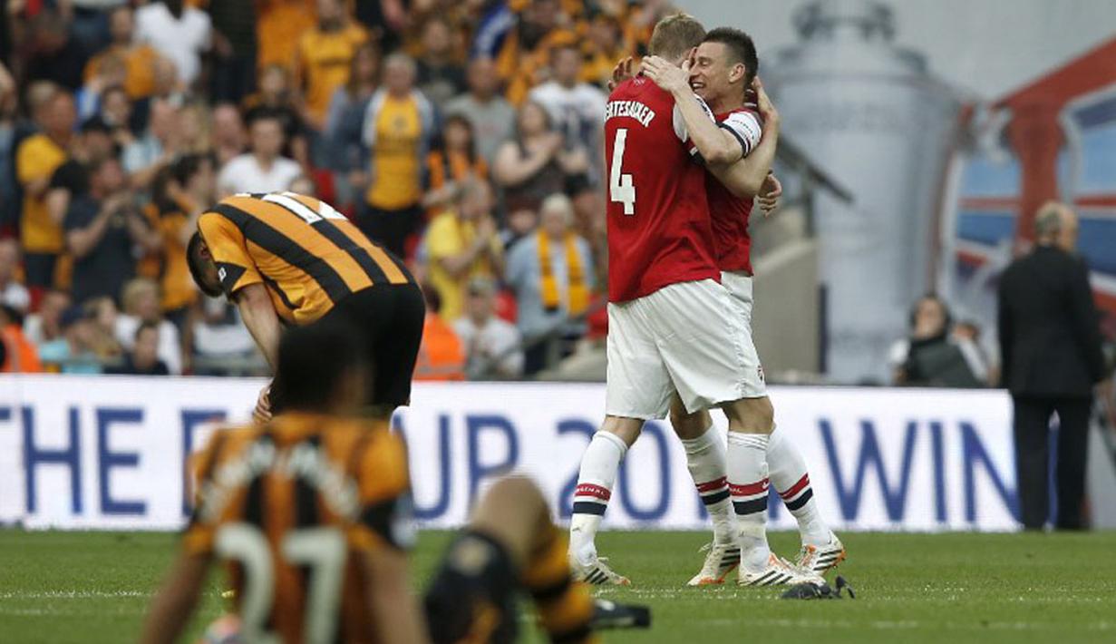 Dua pemain Hull City tertunduk usai dikalahkan Arsenal 2-3 di final Piala FA yang digelar di Stadion Wembley, London, (18/5/2014). (AFP PHOTO/Adrian Dennis)