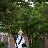Ratu Elizabeth II dari Inggris yang dirajut seukuran manusia terlihat di halaman Gereja St Luke di Kapel Holmes, barat laut Inggris, pada 30 Mei 2022. Sebuah kelompok masyarakat lokal, The Holmes Chapel Community Yarn Bombers telah memenuhi desa dengan barang-barang rajutan patriotik untuk merayakan Platinum Jubilee Ratu. (Paulus ELLIS / AFP)