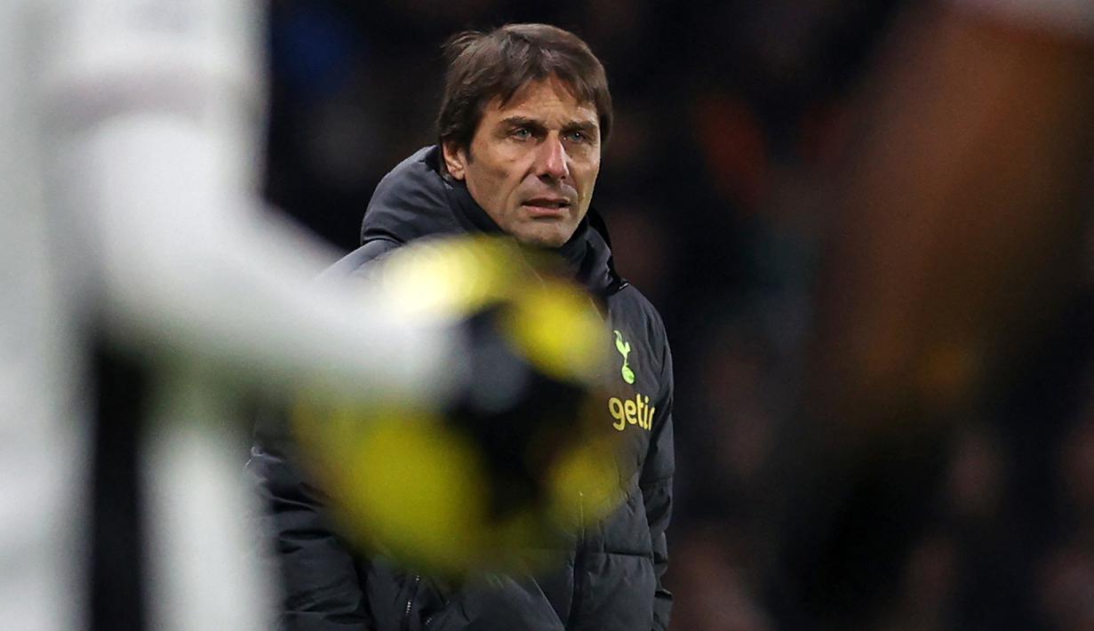 Pelatih Tottenham Hotspur, Antonio Conte saat menghadapi Fulham pada laga Liga Inggris 2022/2023 di Craven Cottage, London (23/1/2023). Antonio Conte yang menjabat pelatih Tottenham Hotspur sejak 2 November 2021 baru saja dipecat pada 26 Maret 2023 setelah gagal membawa Spurs lolos ke babak perempatfinal Liga Champions 2022/2023 setelah disingkirkan AC Milan. Inkonsistensi permainan Spurs juga jadi alasan lainnya. (AFP/Adrian Dennis)