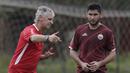 Pelatih Persija Jakarta, Ivan Kolev, berdiskusi dengan Jakhongir Abdumuminov saat latihan di Lapangan Sutasoma, Jakarta, Rabu (16/1). Ini merupakan latihan perdana yang dipimpin oleh Ivan Kolev. (Bola.com/Yoppy Renato)