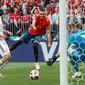 Pemain timnas Spanyol, Iago Aspas melakukan tendangan ke gawang Rusia pada babak 16 besar Piala Dunia 2018 di Stadion Luzhniki, Minggu (1/7). Rusia lolos ke perempat final setelah menang adu penalti 4-3 atas Spanyol. (AP/Antonio Calanni)
