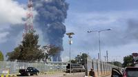 Kepulan asap hitam masih terlihat di Kilang Pertamina Balongan Indramayu yang terbakar, Senin (29/3/2021). (Liputan6.com/Panji Prayitno)