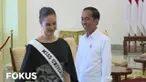 Sebelum pertemuan, para Putri Indonesia dan Miss Universe Yayasan Putri Indonesia berkesempatan berfoto bersama Jokowi di teras depan Istana Bogor.