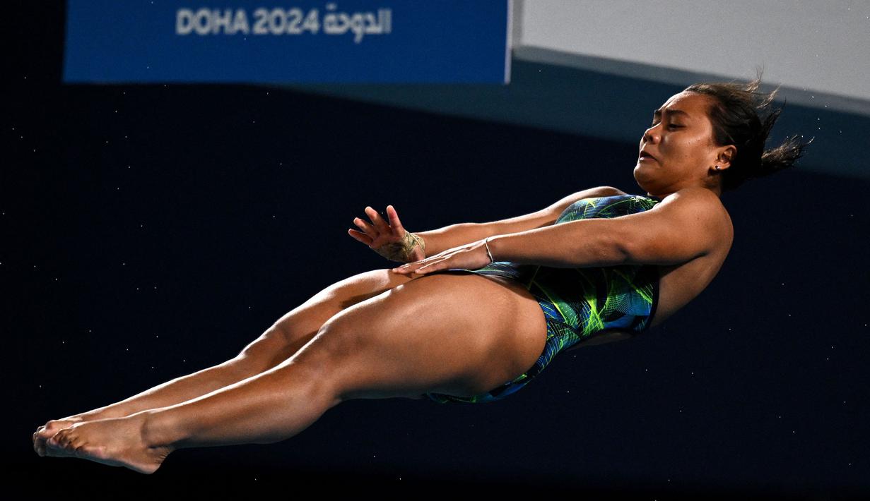 Atlet Indonesia, Gladies Lariesa Garina Haga berkompetisi di final cabang loncat indah beregu campuran pada Kejuaraan Akuatik Dunia 2024 di Hamad Aquatics Center, Doha, Qatar, 2 Februari 2024. (AFP/Oli Scarff)