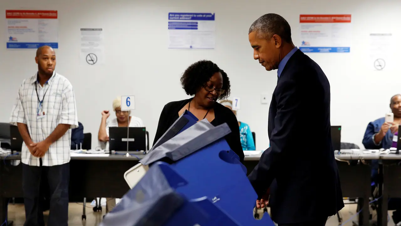 20161007-Obama Nyoblos Lebih Awal untuk Pilpres AS 2016-Chicago