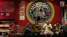 Warga menyantap makanan berbuka puasa di Vihara Dharma Bakti di kawasan Petak Sembilan, Jakarta, Jumat (10/5/2019). Kegiatan ini rutin dilakukan komunitas muslim Tionghoa-Indonesia selama bulan Ramadan. (Liputan6.com/Helmi Fithriansyah)
