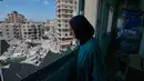 Seorang perawat melihat melalui jendela yang pecah di Rumah Sakit Jabal Amel ke dalam bangunan yang hancur akibat serangan udara Israel pada Senin (1/6), di kota pelabuhan selatan Tyre, Lebanon, Selasa 2 Juni 2026. (AP Photo/Mohammed Zaatari)