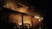 Sebuah bangunan vila di kawasan Puncak, Kabupaten Bogor, Jawa Barat, kebakaran, Senin(24/7/2023) malam. (Liputan6.com/Achmad Sudarno)