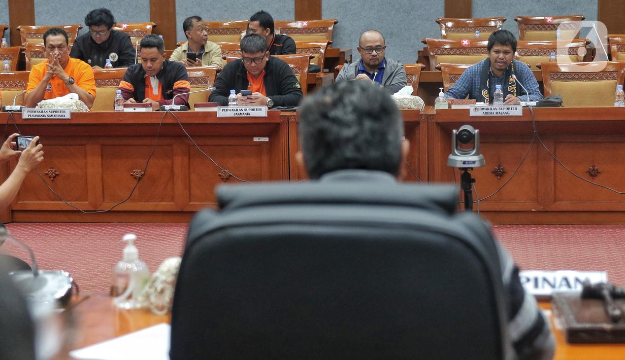 Sejumlah perwakilan suporter sepak bola mengikuti rapat dengar pendapat dengan Komisi X DPR di Kompleks Parlemen, Senayan, Jakarta, Selasa (8/11/2022). Rapat tersebut membahas pengelolaan dan manajemen pertandingan serta perlindungan suporter di dalam Undang-Undang. (Liputan6.com/Angga Yuniar)