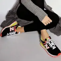 Enggak melulu high heels, mengenakan sneakers juga lebih nyaman dan nggak kalah stylish. (via: Buzzfeed.com)