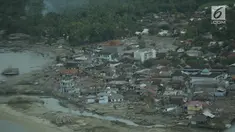 Pemandangan dari udara wilayah Kota Lampung usai diterjang tsunami, Selasa (25/12). Tsunami yang terjadi di Selat Sunda menerjang wilayah di Lampung dan Banten. (Liputan6.com/Zulfikar Abubakar)