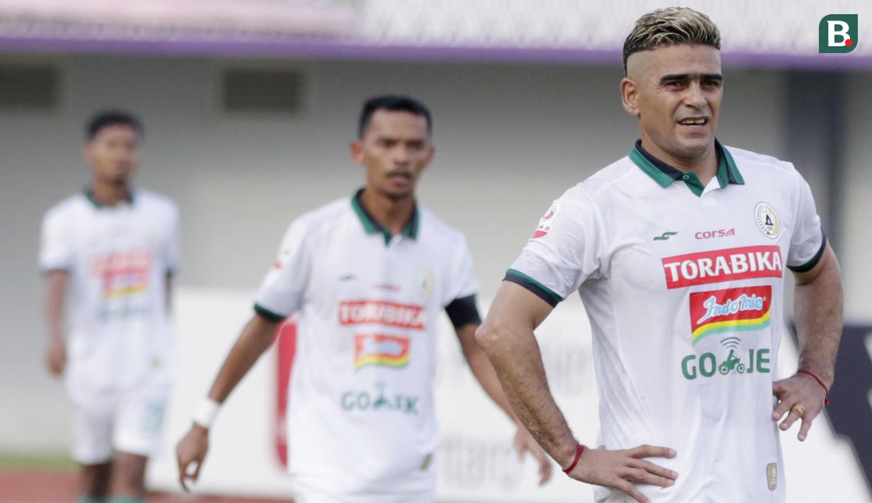Striker PSS Sleman, Cristian Gonzales, saat melawan Persita Tangerang pada laga Liga 2 di Stadion Benteng Taruna, Tangerang, Jumat (26/10/2018). Kedua tim bermain imbang 1-1. (Bola.com/M Iqbal Ichsan)