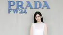 Karina aespa di show Prada di Milan Fashion Week jadi sorotan publik. Kehadirannya di event fashion itu sukses bikin kerumunan besar di tempat acara. [@prada]