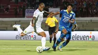 Striker Persebaya, David da Silva, dibayangi bek Persib, Achmad Jufriyanto, dalam laga di Stadion I Wayan Dipta, Gianyar (18/10/2019). (Bola.com/Aditya Wany)