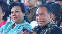 Mantan Gubernur NTT, Frans Lebu Raya menangis saat acara perpisahan (Liputan6.com/Ola Keda)