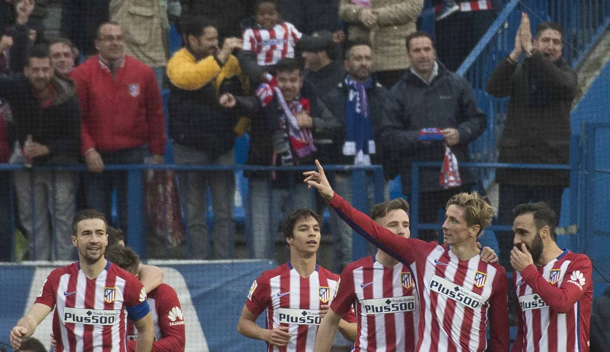  Fernando Torres (2kanan) merayakan gol bersama rekan setim saat melawan SD Eibar pada Lanjutan La Liga Spanyol di Stadion Vicente Calderon, Sabtu (6/2/2016). (AFP/Curto De La Torre)