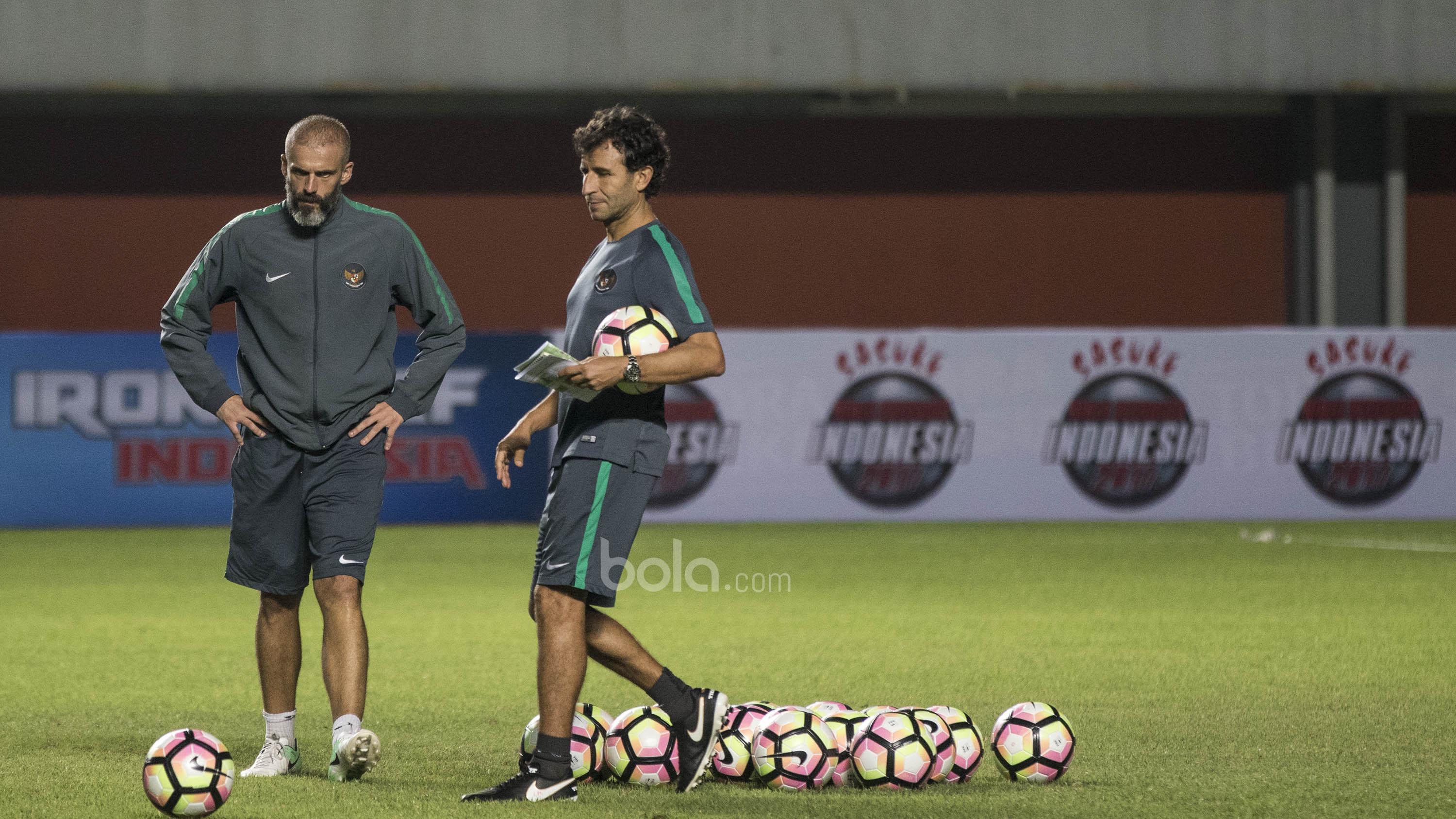 Pelatih Timnas Indonesia, Luis Milla, memimpin latihan di Stadion Maguwoharjo, Sleman, Senin (12/6/2017). Latihan ini persiapan terakhir jelang menghadapi Puerto Rico. (Bola.com/Vitalis Yogi Trisna)