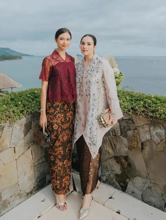 Yuki Kato tampil dengan kebayanorgasa berbordir maroon dipadukan kain batik coklat. Chelsea Islan mengenakan kebaya panjang berbordir yang menginspirasi. [@yukikt]