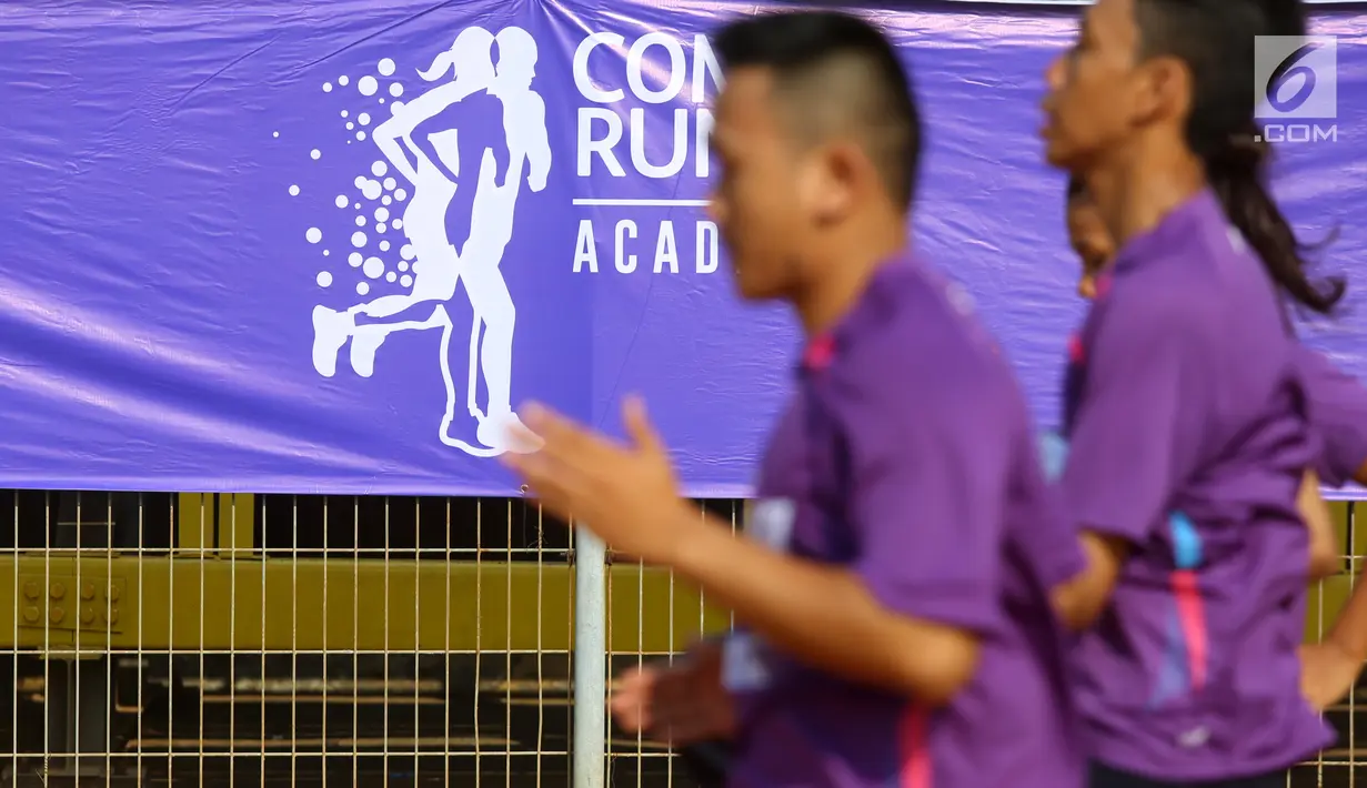 Peserta berlari dengan latar belakang spanduk Combi Run Academy di Stadion Soemantri Brodjonegoro, Jakarta, Sabtu (28/7). (Liputan6.com/Fery Pradolo)