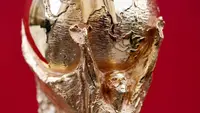 Detail trofi Piala Dunia FIFA 2018 selama FIFA World Cup Trophy Tour di Paris (20/3). Piala Dunia 2018 diselenggarakan 14 Juni dan 15 Juli 2018 di Rusia. (AFP Photo/Franck Fife)