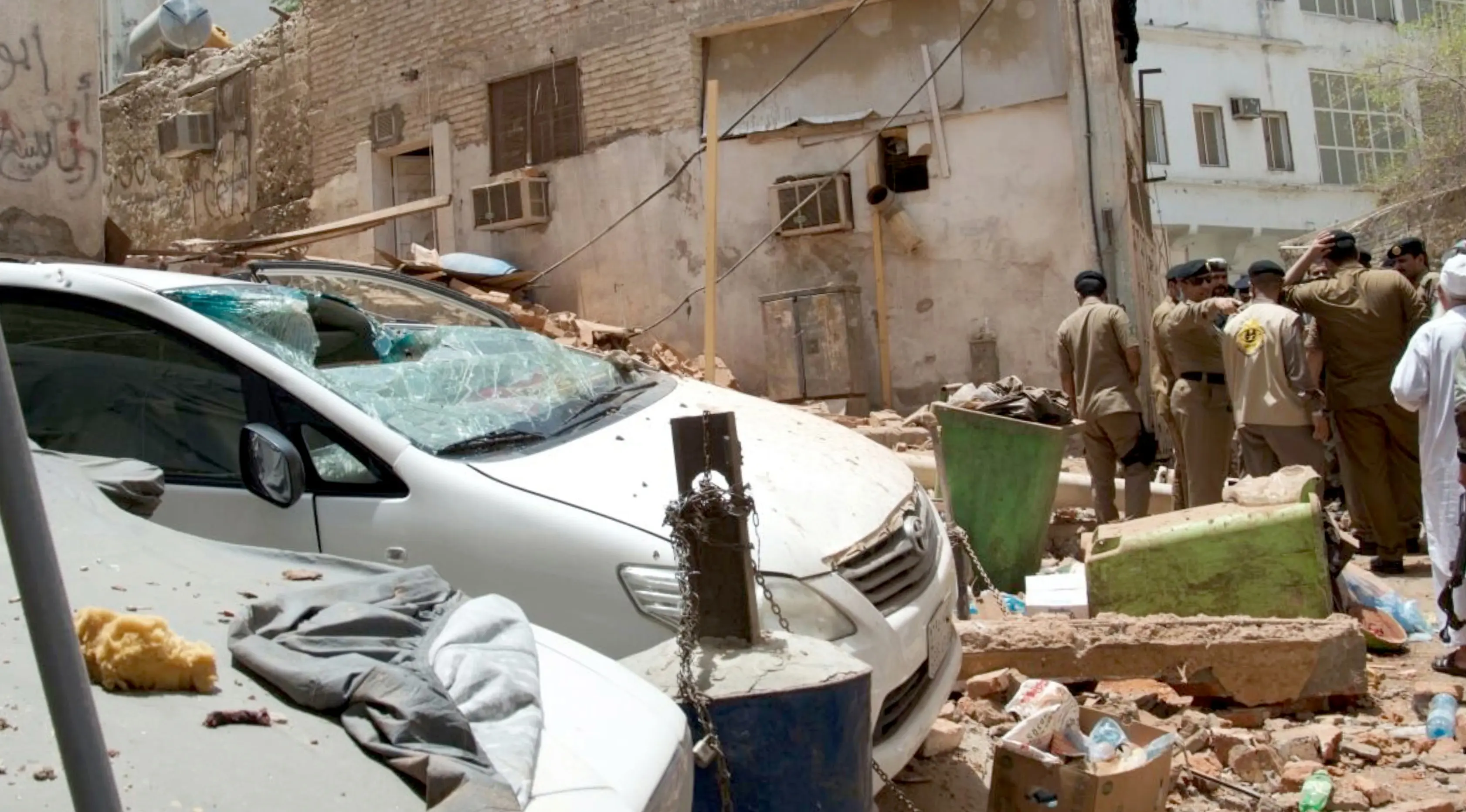 Pasukan keamanan Arab Saudi saat berada di lokasi bom bunuh diri di Mekkah (23/6). Otoritas setempat menyatakan pelaku bom bunuh diri berencana menjadikan Masjidil Haram sebagai target. (AFP Photo/SPA/HO) 