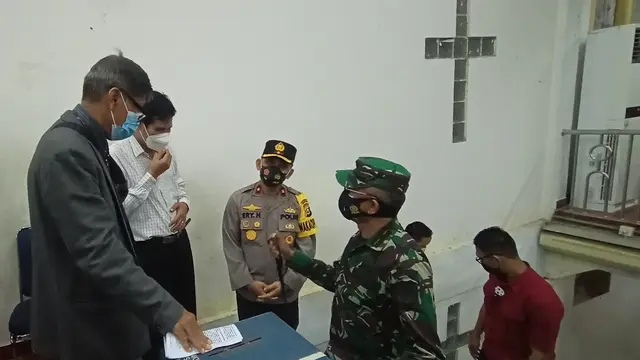 TNI-Polri Jaga Gereja Di wilayah Banten. (Kamis, 01/04/2021). (Liputan6.com/Yandhi Deslatama).
