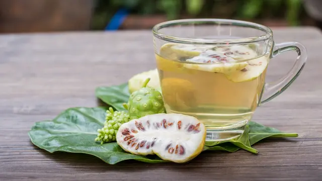 air rebusan buah mengkudu minuman jamu