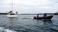 Patroli Pangkalan TNI AL Bengkulu mengevakuasi warga Australia yang terombang ambing di Samudra Hidia. (Liputan6.com/Yuliardi Hardjo)