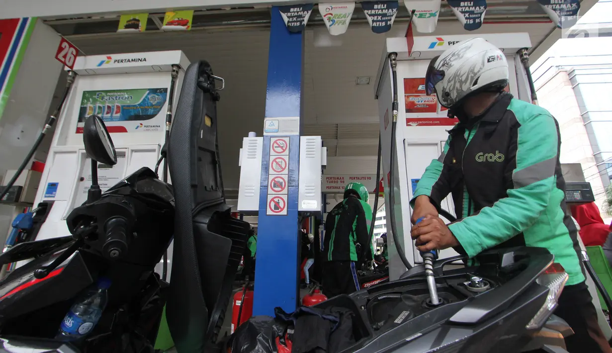 Pengendara motor mengisi kendaraannya dengan Bahan Bakar Minyak (BBM) di SPBU, Jakarta, Sabtu (5/1/2019). PT Pertamina (Persero) menurunkan harga BBM non subsidi masing-masing Dexlite Rp 200 per liter, dan Dex Rp 100 per liter. (Liputan6.com/Angga Yuniar)