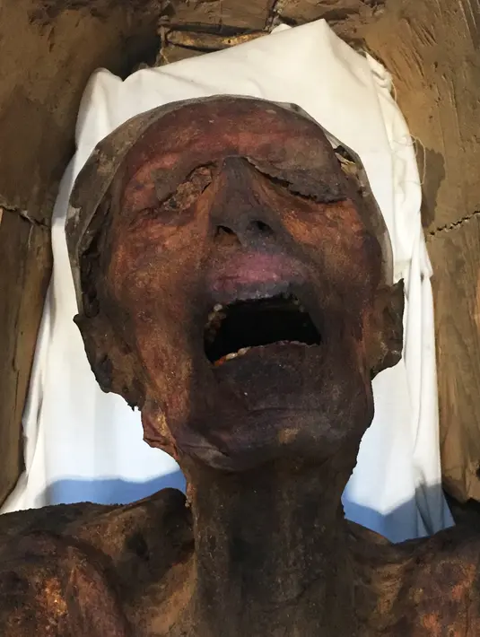 Ekspresi 'Mumi Menjerit' yang dipamerkan di Museum Mesir, Kairo, Selasa (14/2). Para ahli mengatakan ‘Mumi Menjerit’ itu diawetkan dengan cara yang tidak pernah terlihat sebelumnya. (KHALED DESOUKI/AFP)