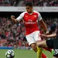 Jesus Navas bermain sebagai bek kanan Manchester City saat melawan Arsenal di Stadion Emirates, London, Minggu (2/4/2017). (AFP/Ian Kington)