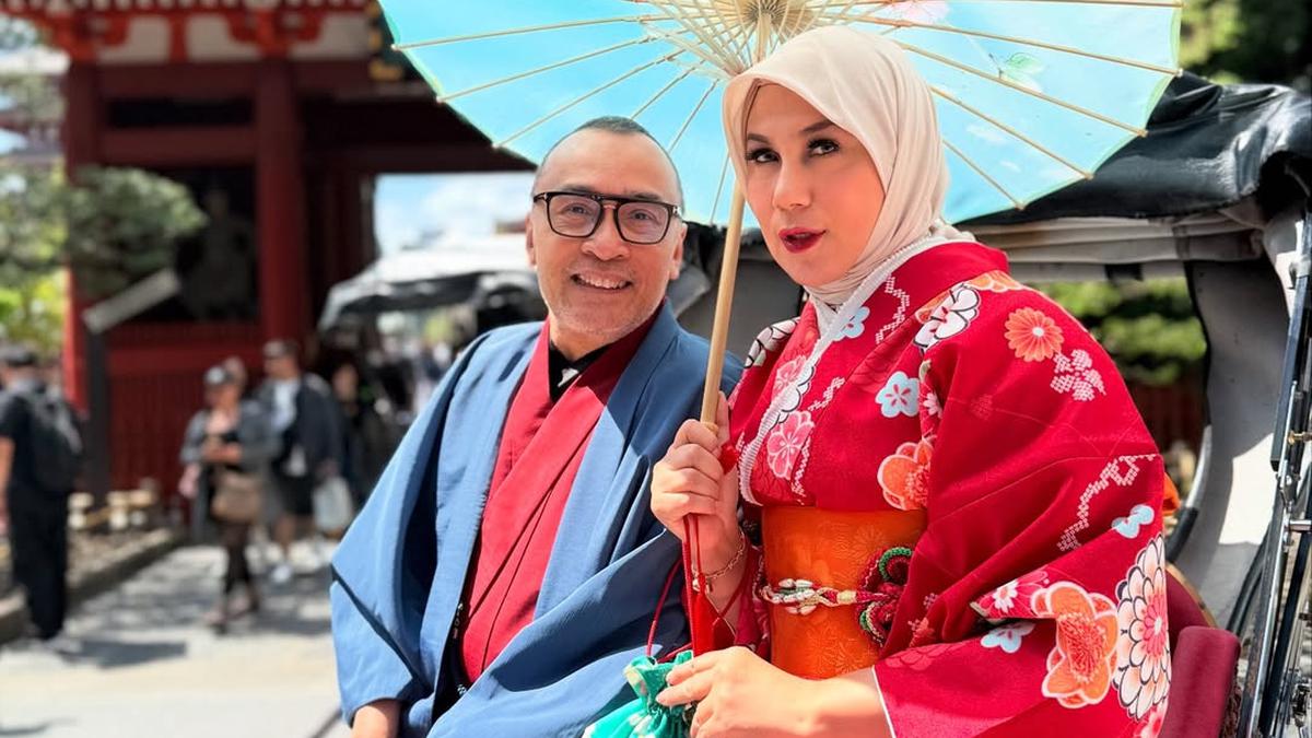 6 Potret Awet Muda Marini Zumarnis di Usia 49 Tahun Saat Liburan di Jepang Pakai Kimono Merah