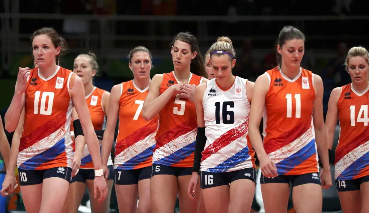 Para pemain Belanda berjalan lesu usai pertandingan melawan tim Tiongkok pada semifinal Olimpiade Rio 2016 di Rio de Janeiro, Brasil, (18/8). Tiongkok menang dalam empat set atas Belanda (27-25, 23-25, 29-27, 25-23). (REUTERS/Ricardo Moraes)