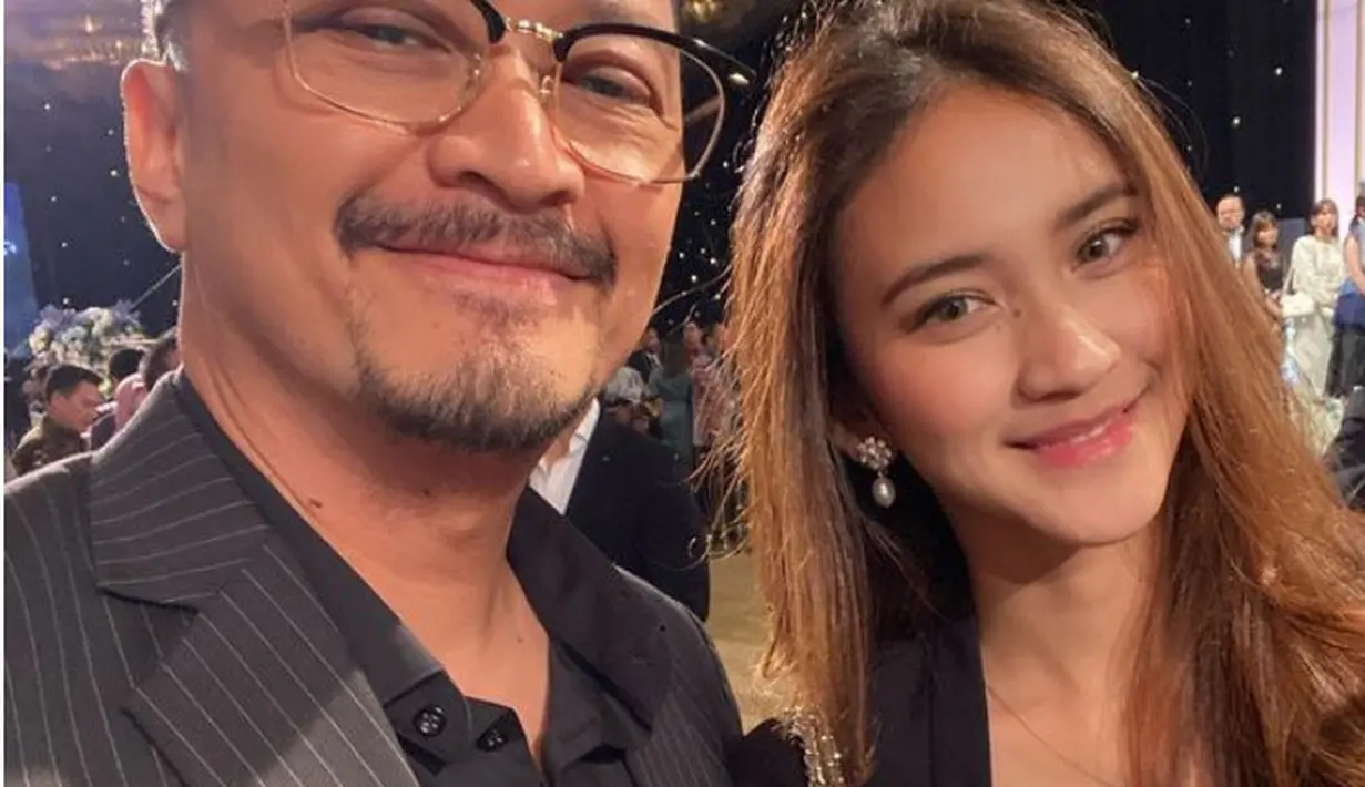 Wajahnya dipoles dengan makeup natural sesuai usianya. Mengaplikasikan lipstik nude glossy. Rambutnya dibiarkan terurai. 
[@kangferrymaryadi]