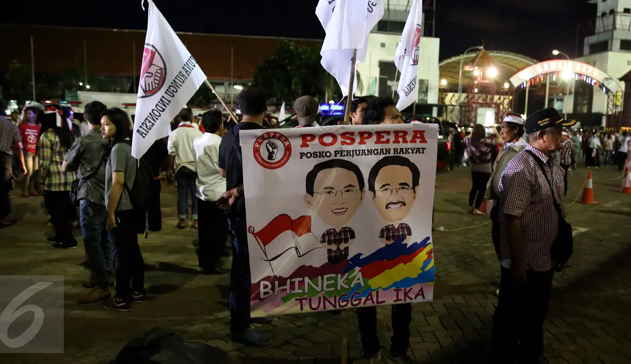 Ratusan Simpatisan tiga Bakal Calon Gubernur DKI Jakarta berkumpul mendukung para Bakal Calonnya mengambil nomer urut Pasangan Calon Gubernur dan Wakil Gubernur Jakarta, di JIEXPO, Kemayoran,, Jakarta, Selasa (25/10). (Liputan6.com/Johan Tallo)