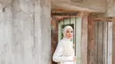 Jadi ibu 5 anak, Zaskia Adya Mecca tetap awet muda dan modis dengan gaya hijab kasualnya. [@zaskiadyamecca].