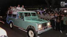 Pasangan Capres dan Cawapres, Joko Widodo dan KH Ma`ruf Amin bersama timses tiba di gedung KPU Pusat, Jalan Imam Bonjol, Jakarta, Jumat (21/9). Jokowi-Ma`ruf tiba menggunakan mobil Land Rover klasik bak terbuka. (Liputan6.com/Fery Pradolo)