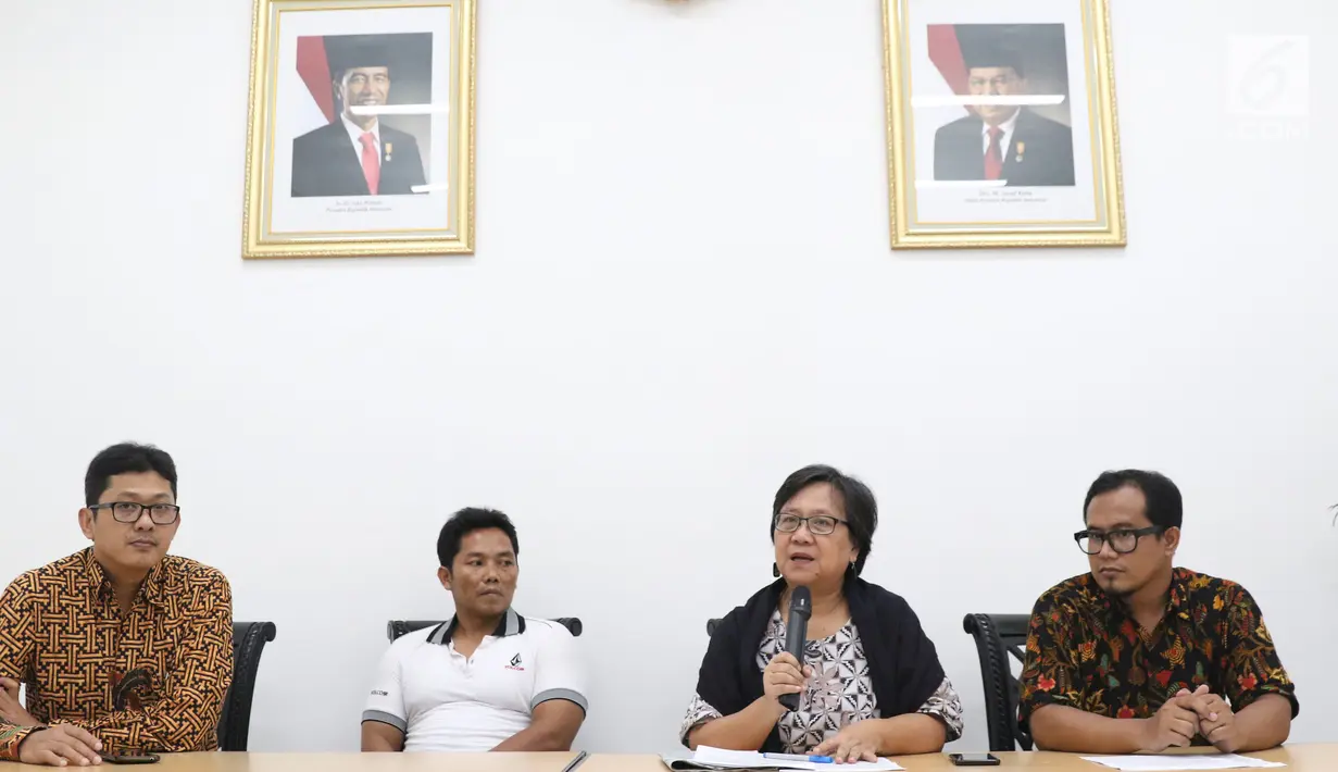Wakil Ketua Bidang Eksternal Komnas HAM, Sandrayati Moniaga (kedua kanan) memberi keterangan terkait kasus Budi Pego di Jakarta, Jumat (14/12). Komnas HAM berpandangan Budi Pego mengalami proses hukum yang kurang wajar. (Liputan6.com/Helmi Fithriansyah)