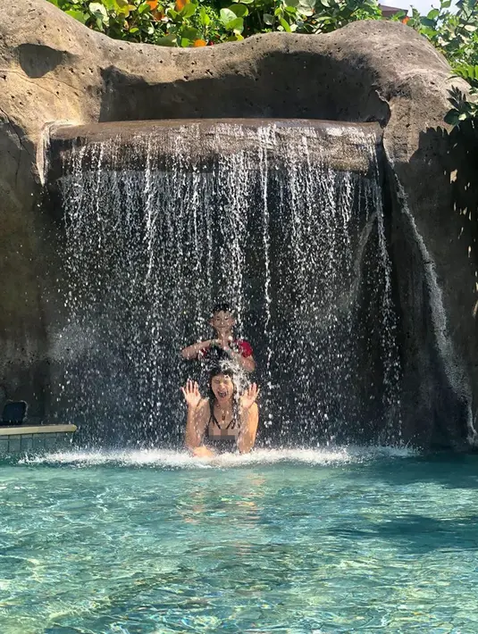 Dalam postingan instagram selanjutnya, Tamara dan Kenzou tampak berpose di bawah air terjun mini buatan. (Liputan6.com/IG/@tamarableszynskiofficial)