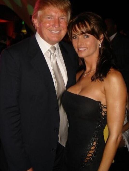 Mantan model majalah Playboy, Karen McDougal foto bersama Presiden AS Donald Trump. Setelah berhubungan intim, Karen mengaku Trump mencoba membayarnya. (Instagram/karenmcdougal)