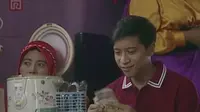 Kepala ibu di dalam magic jar ini adalah ide spontan Dimas (Foto: instagram/dimas.djay)