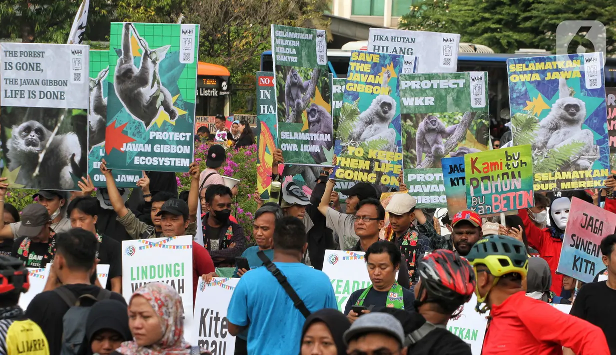 Poster dan ular raksasa dari plastik juga ikut meramaikan aksi damai tersebut.  (Liputan6.com/Angga Yuniar)